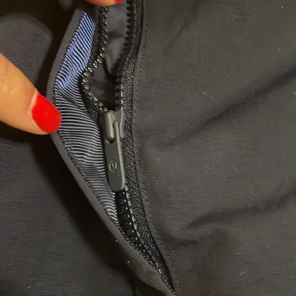 Lululemon Athletica Women’s water resistant jacket with hood, Navy, Size 6 - Picture 5 of 6